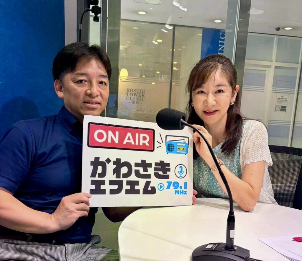 かわさきFM「Catch the Dream」生放送スタジオにて（ON AIRボードを手に記念撮影）